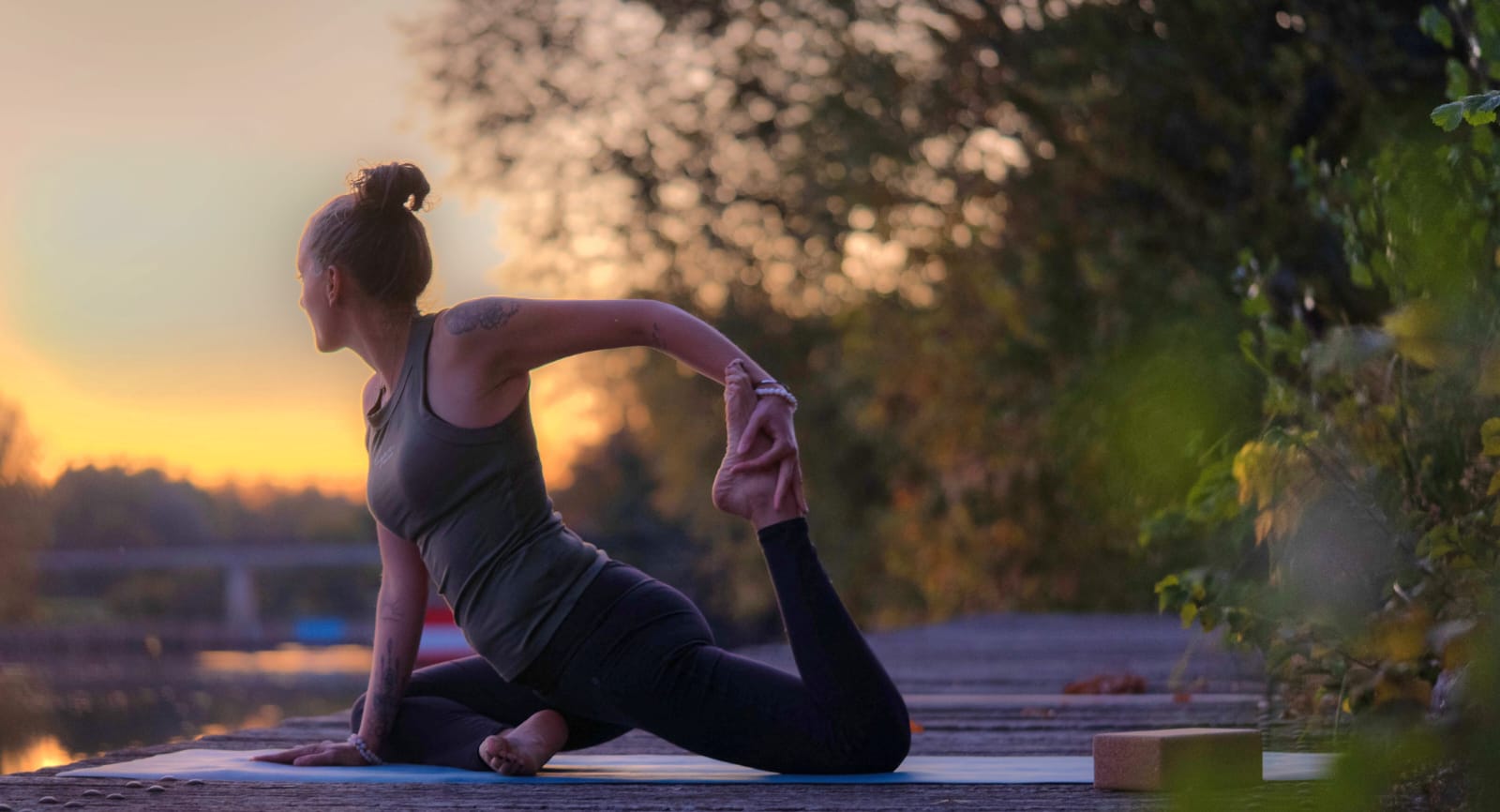 Yoga en extérieur au coucher du soleil